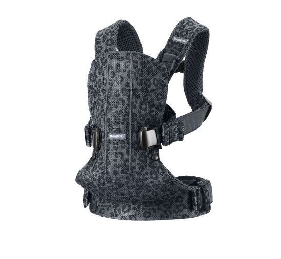 מנשא תינוק קידמי One בד נושם 3D Mes - כחול כהה Navy בייבי ביורן מנשא תינוק קידמי One בד נושם 3D Mes - כחול כהה Navy בייבי ביורן